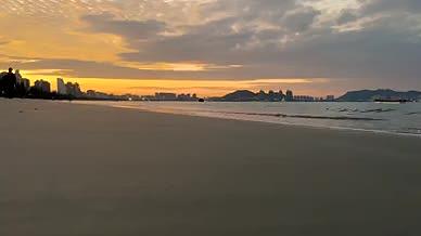 4k实拍清晨日海浪拍打沙滩意境风光空镜头视频的预览图